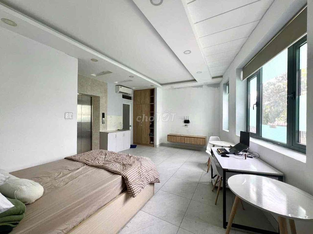 The sky-air window studio's big, elevator-to-room near the skyline.