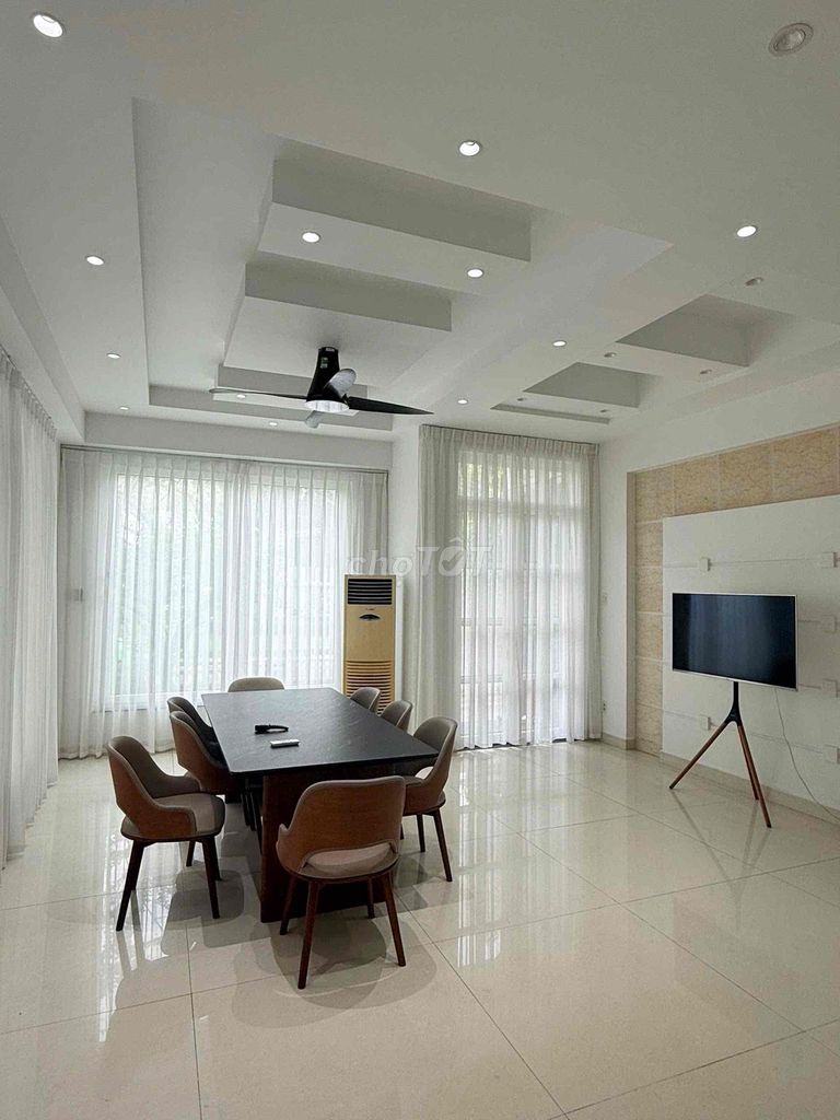 Rent the middle house painting 16 X18 M 5 toilets plus 5 bedrooms 45 million a month.