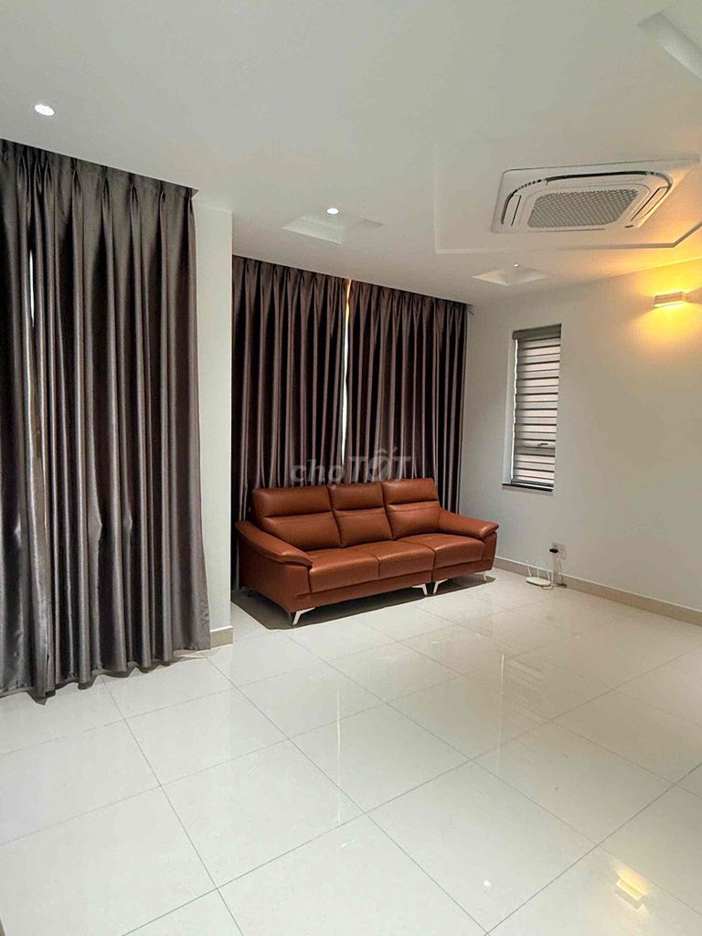 Rent the middle house painting 16 X18 M 5 toilets plus 5 bedrooms 45 million a month.