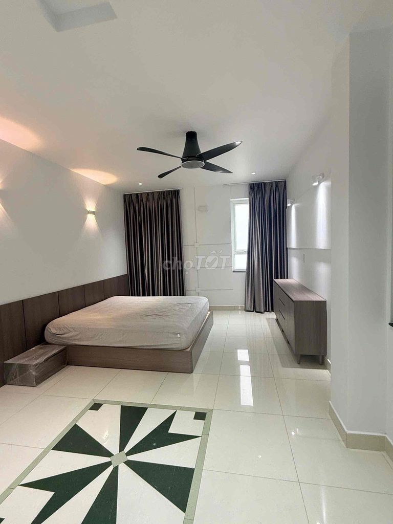 Rent the middle house painting 16 X18 M 5 toilets plus 5 bedrooms 45 million a month.