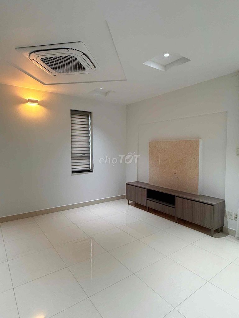 Rent the middle house painting 16 X18 M 5 toilets plus 5 bedrooms 45 million a month.