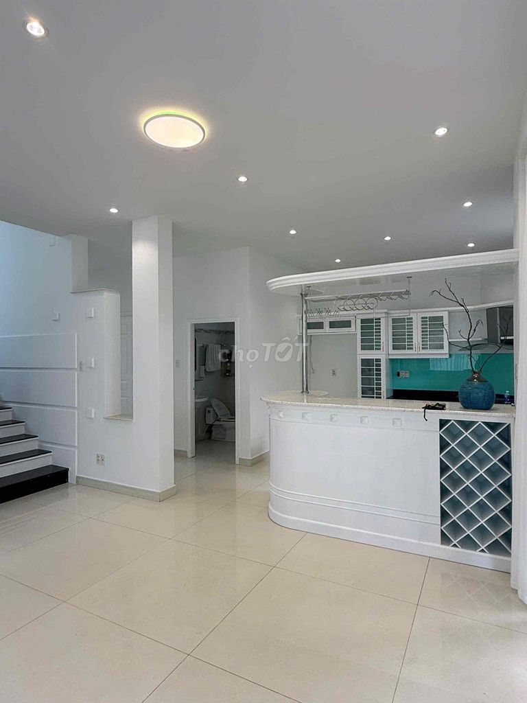 Rent the middle house painting 16 X18 M 5 toilets plus 5 bedrooms 45 million a month.