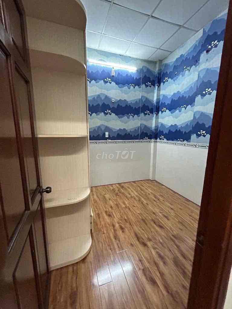 411 meters root two bedrooms, two toilets, and three-to-one head of the house.