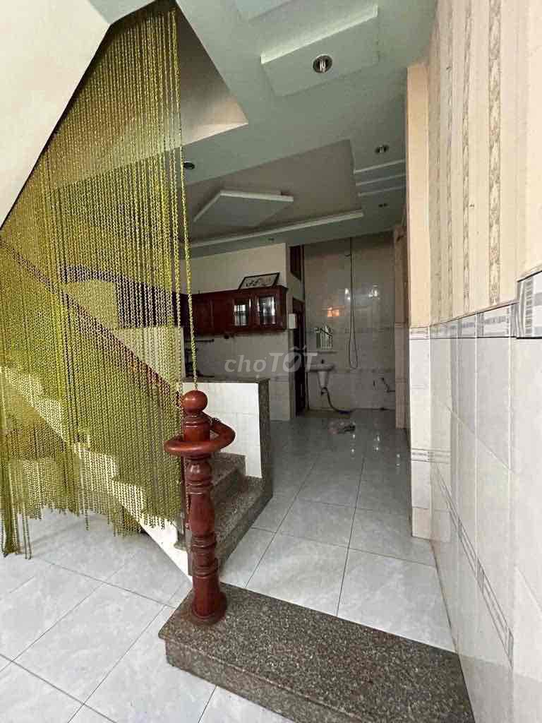 411 meters root two bedrooms, two toilets, and three-to-one head of the house.