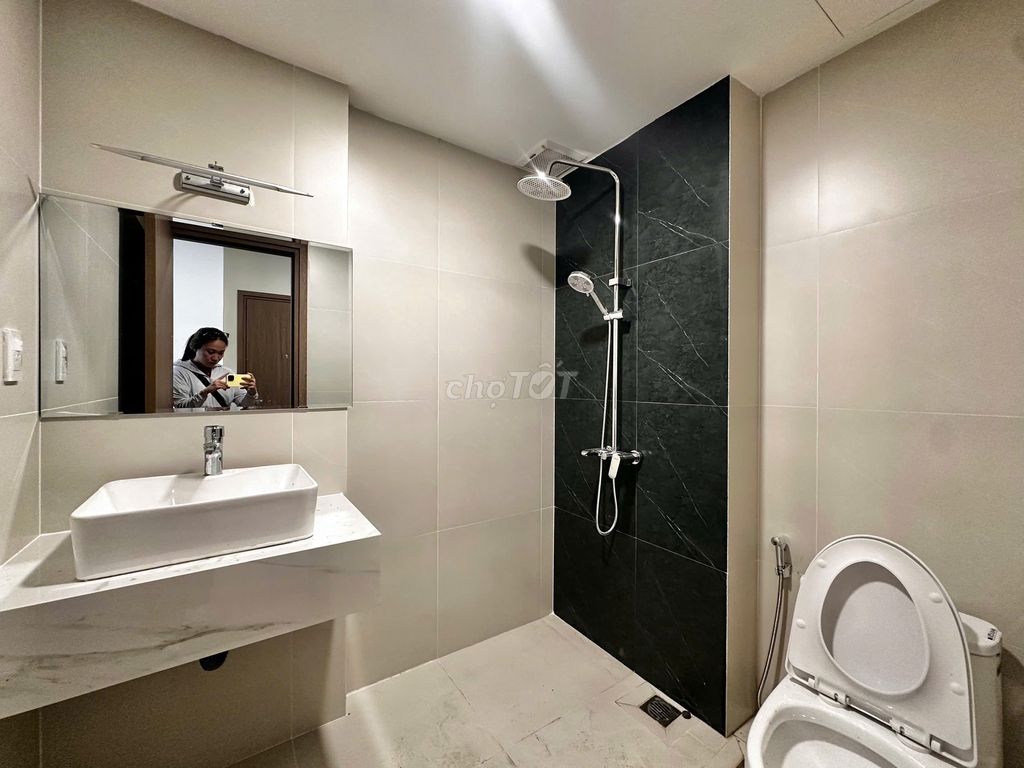 The balcony studio - full interior - has elevator to District 2.