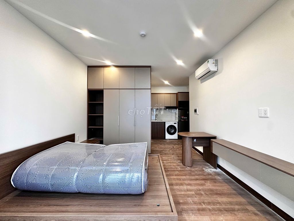 The balcony studio - full interior - has elevator to District 2.