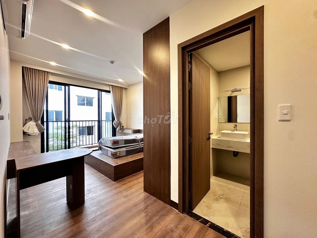 The balcony studio - full interior - has elevator to District 2.