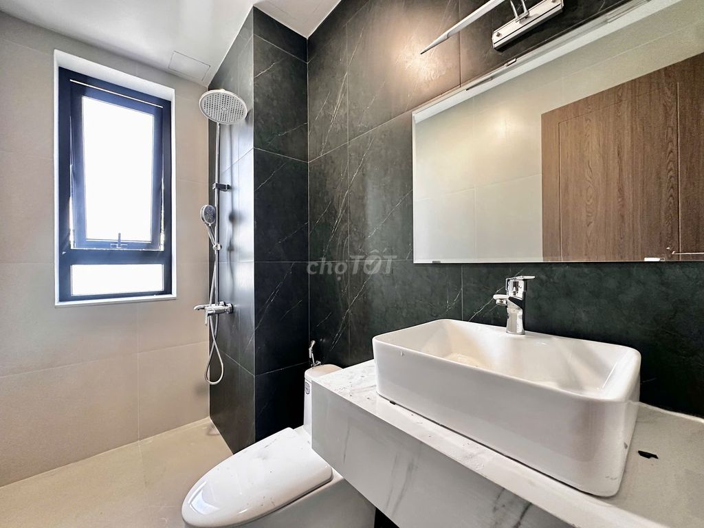 The balcony studio - full interior - has elevator to District 2.