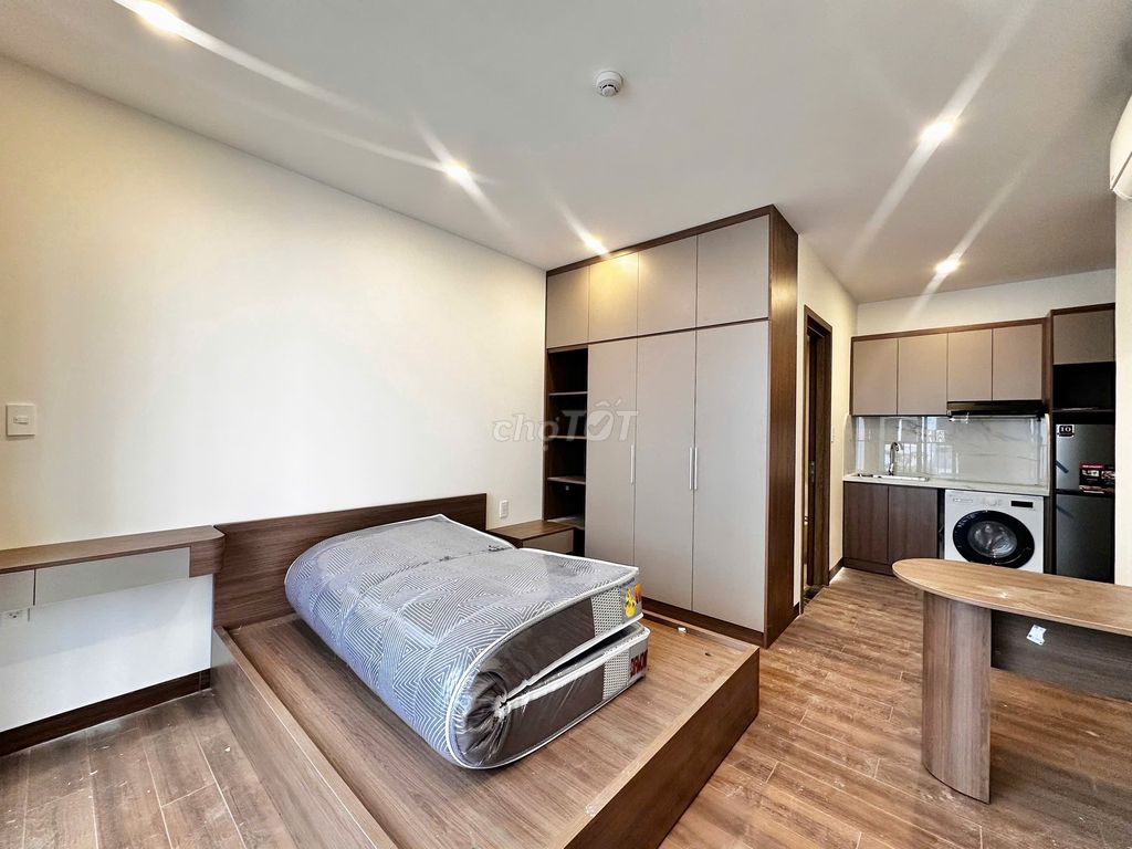 The balcony studio - full interior - has elevator to District 2.