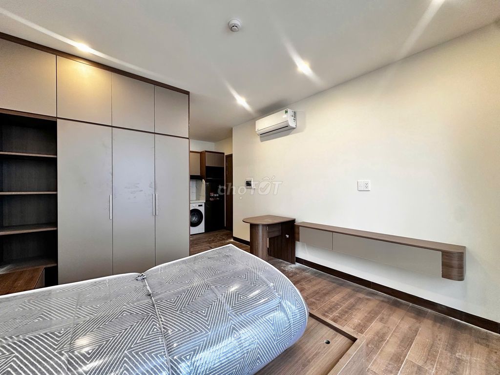 The balcony studio - full interior - has elevator to District 2.