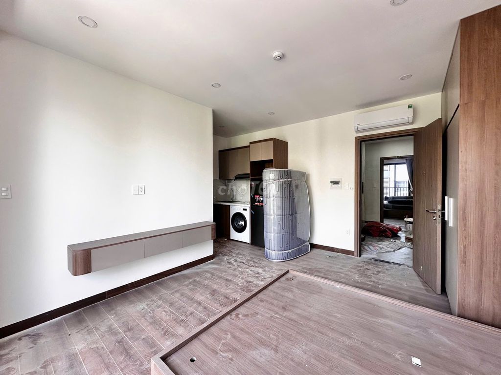 The balcony studio - full interior - has elevator to District 2.