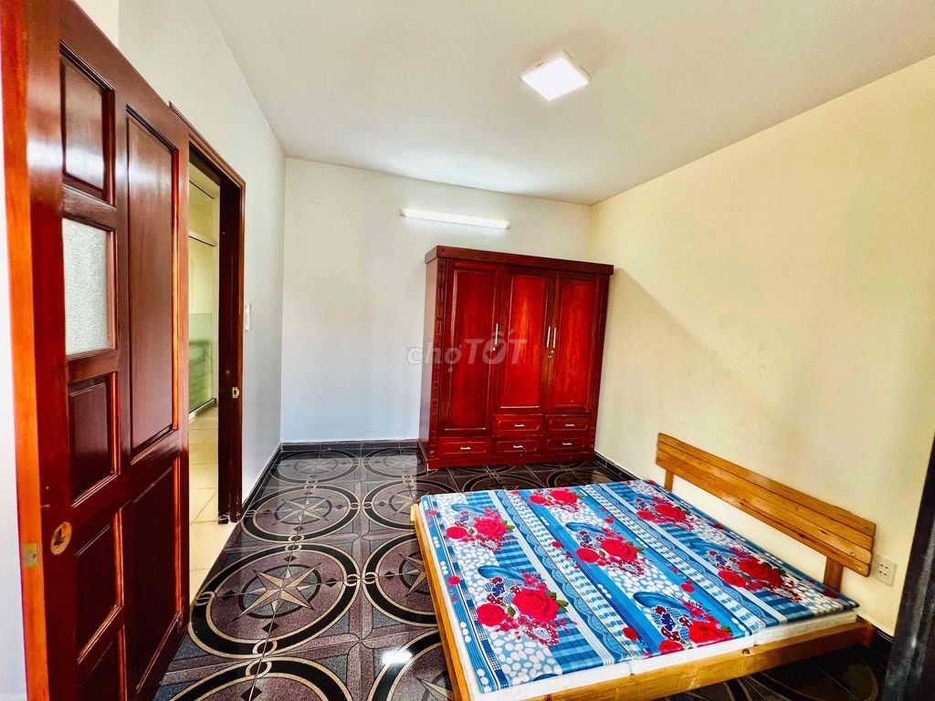 Room 70 meters 2 service room 2 bedroom 1 balcony deck yard 2 right here in Gimboall Place bs