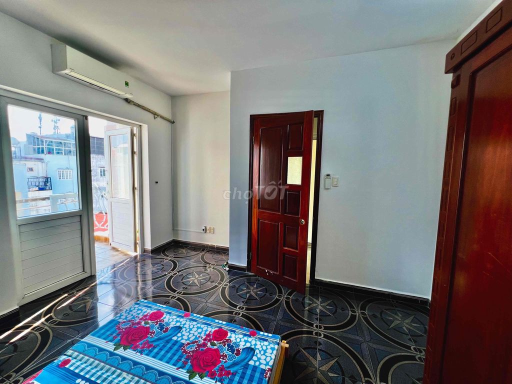 Room 70 meters 2 service room 2 bedroom 1 balcony deck yard 2 right here in Gimboall Place bs