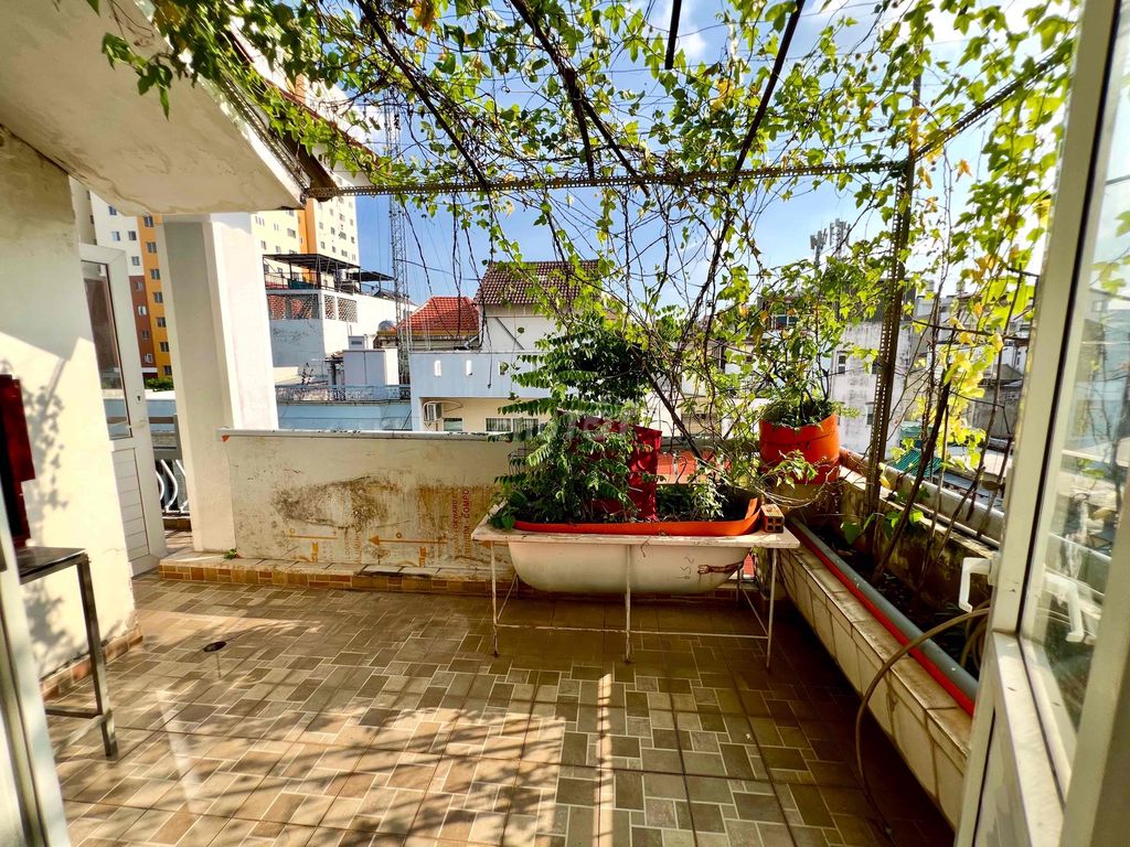 Room 70 meters 2 service room 2 bedroom 1 balcony deck yard 2 right here in Gimboall Place bs