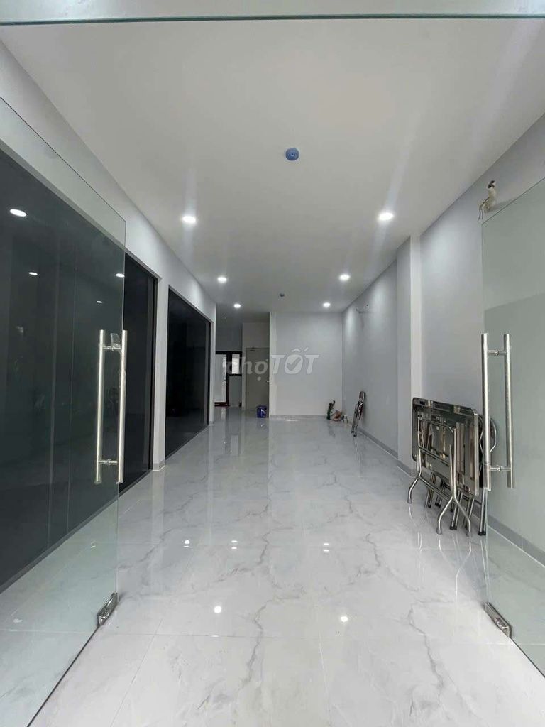 It's an Nguyễn Oanh. It's a nice 5-story vault, elevator.