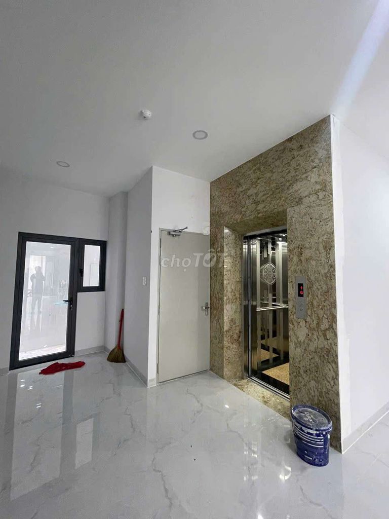 It's an Nguyễn Oanh. It's a nice 5-story vault, elevator.