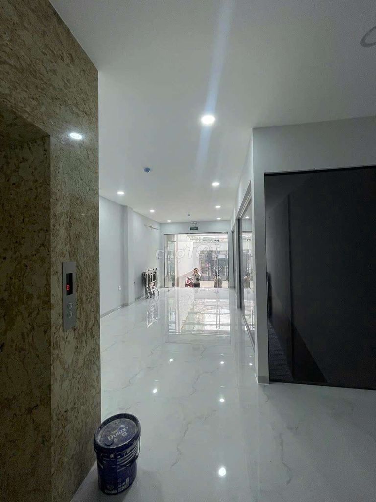 It's an Nguyễn Oanh. It's a nice 5-story vault, elevator.