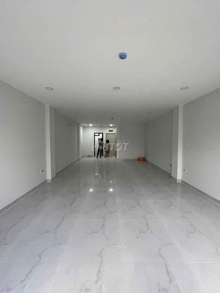 It's an Nguyễn Oanh. It's a nice 5-story vault, elevator.