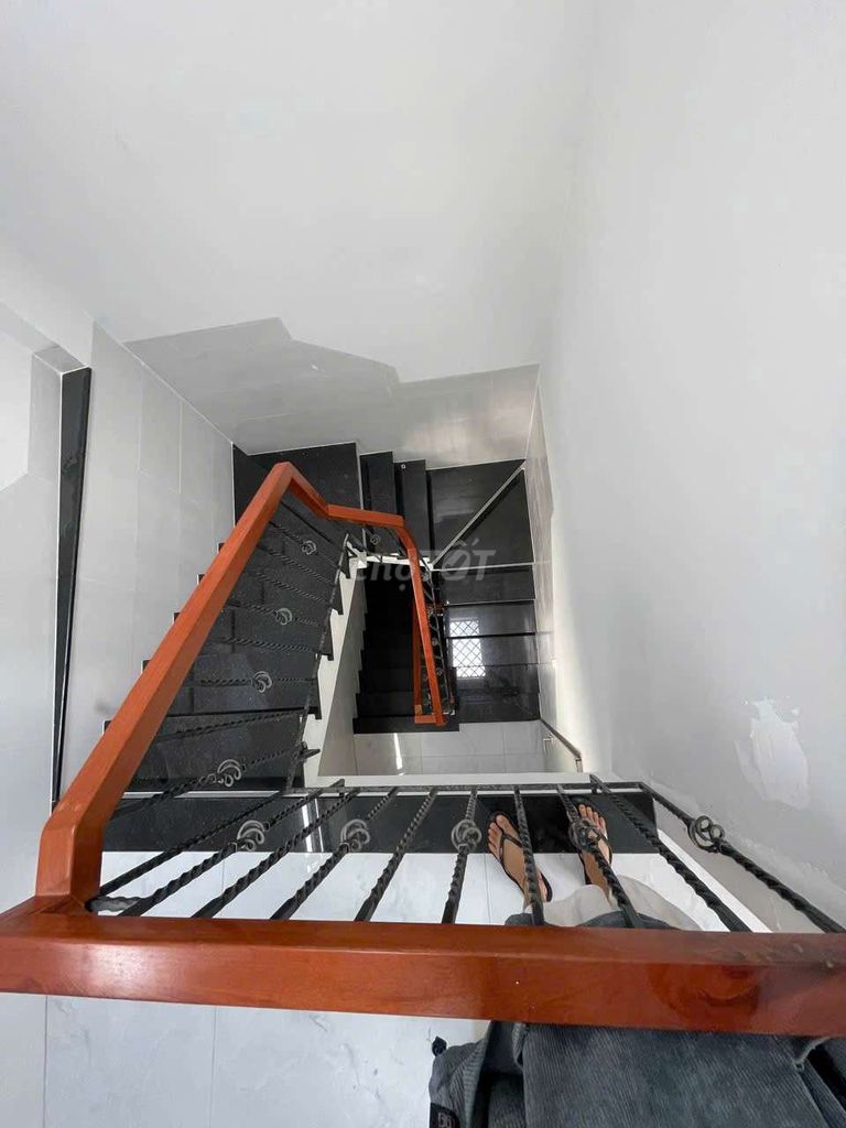 It's an Nguyễn Oanh. It's a nice 5-story vault, elevator.