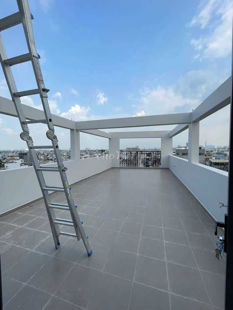 It's an Nguyễn Oanh. It's a nice 5-story vault, elevator.