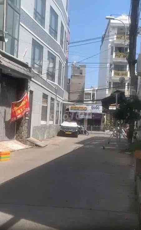 It's the owner who rents the Lê Văn Quới microprising.