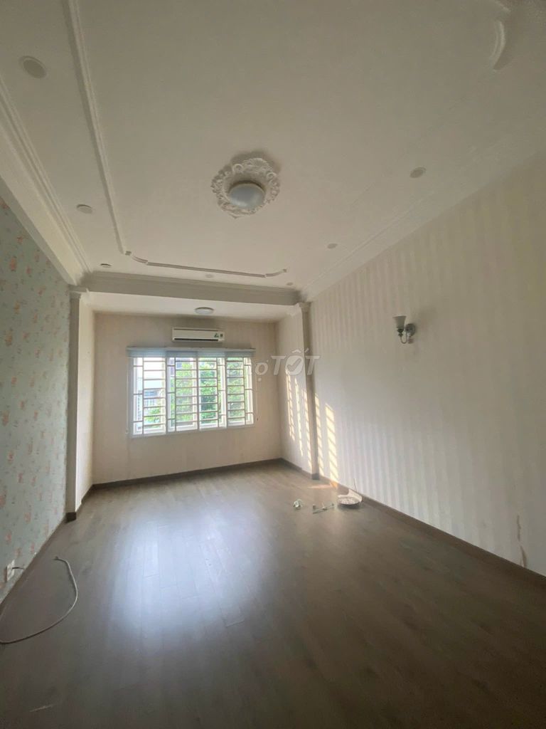 The whole building rents 416/43 B Lạc Long Quân area: 4x18 m, 4 stories.hhmg