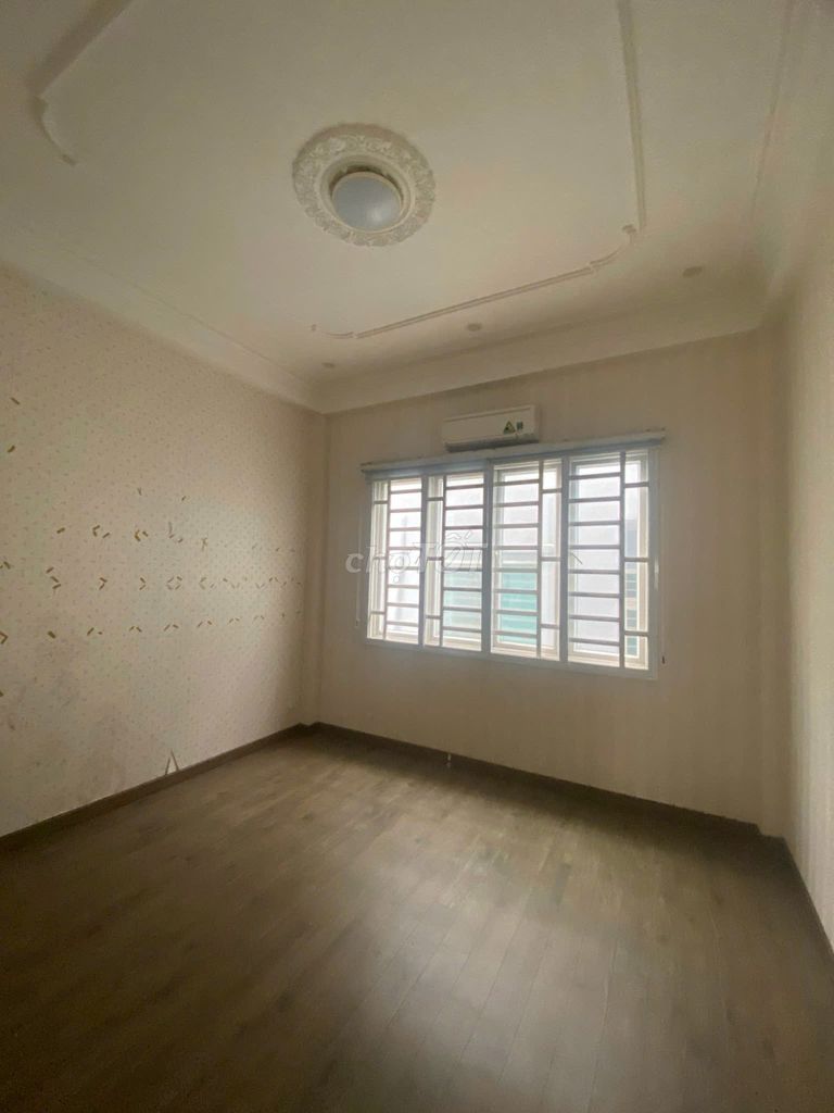 The whole building rents 416/43 B Lạc Long Quân area: 4x18 m, 4 stories.hhmg