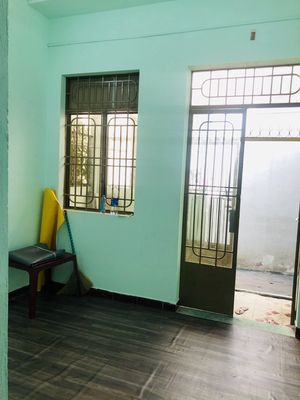 The owner himself is 33 meters 2 with a living room. One bedroom. A kitchen and a place to put the clothes on.