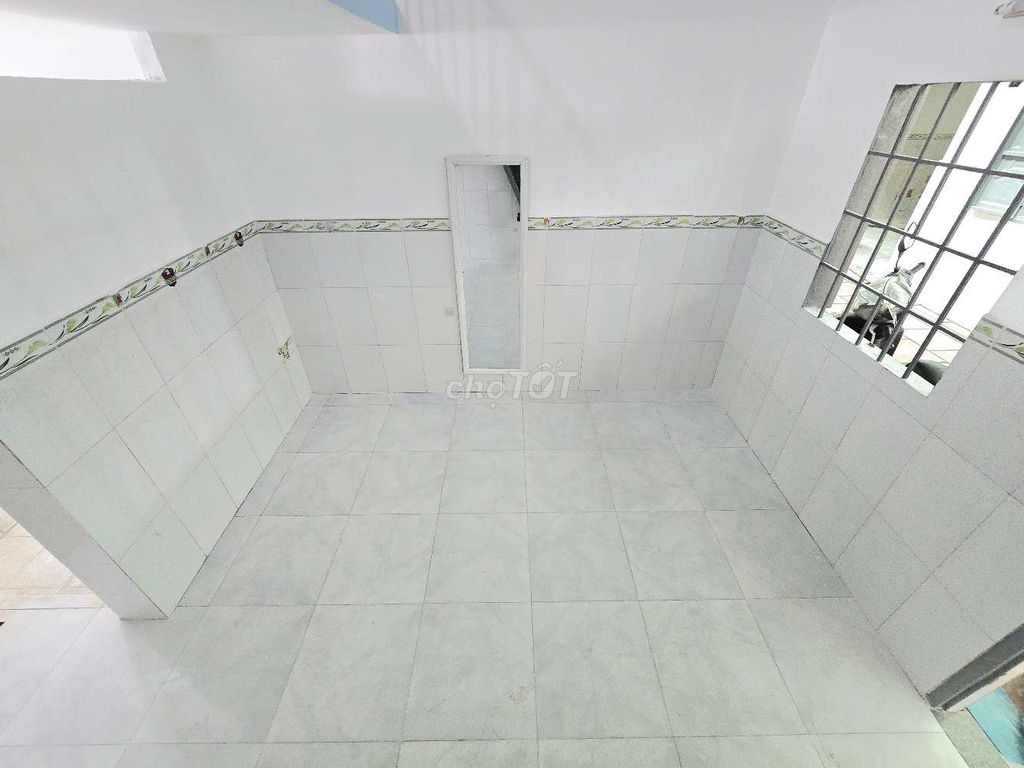 The crack room near the Linh Xuân overpass, college village.