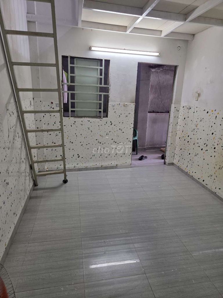 Room for Rent van three, District 7