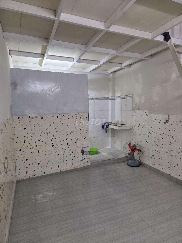 Room for Rent van three, District 7