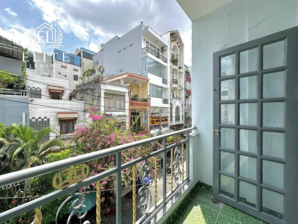 35 meters wide balcony studio at the 3 Tháng 2 overpass