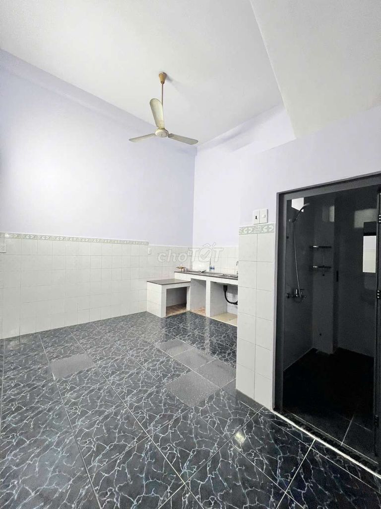 The lower floor floor floor is wide. x161-3 bedroom