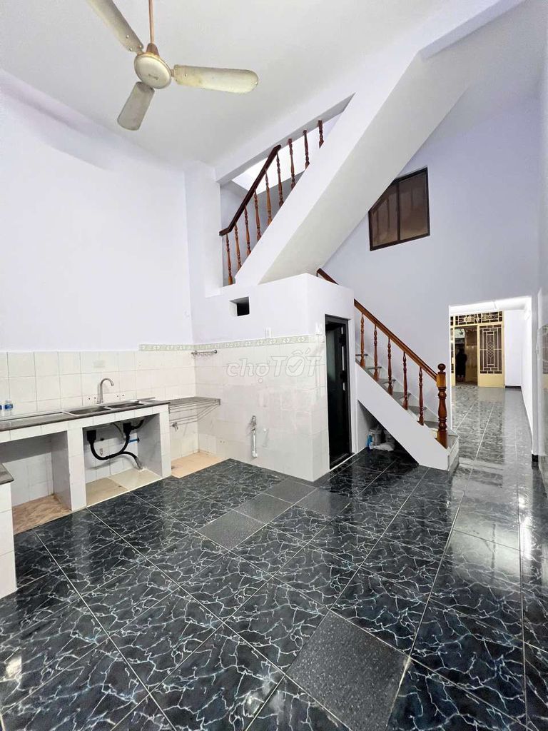 The lower floor floor floor is wide. x161-3 bedroom