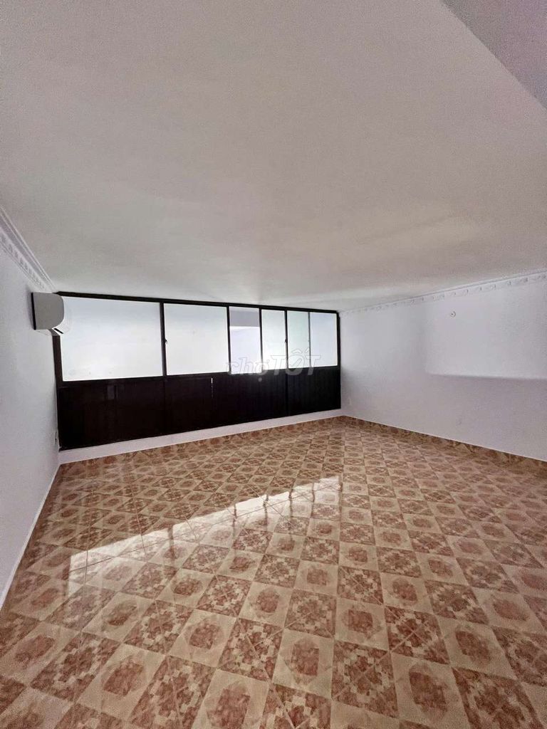 The lower floor floor floor is wide. x161-3 bedroom