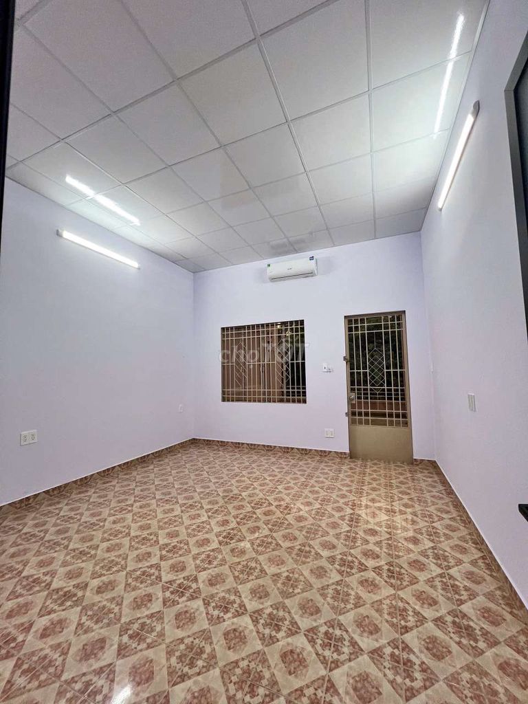 The lower floor floor floor is wide. x161-3 bedroom