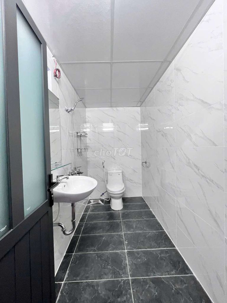 The lower floor floor floor is wide. x161-3 bedroom