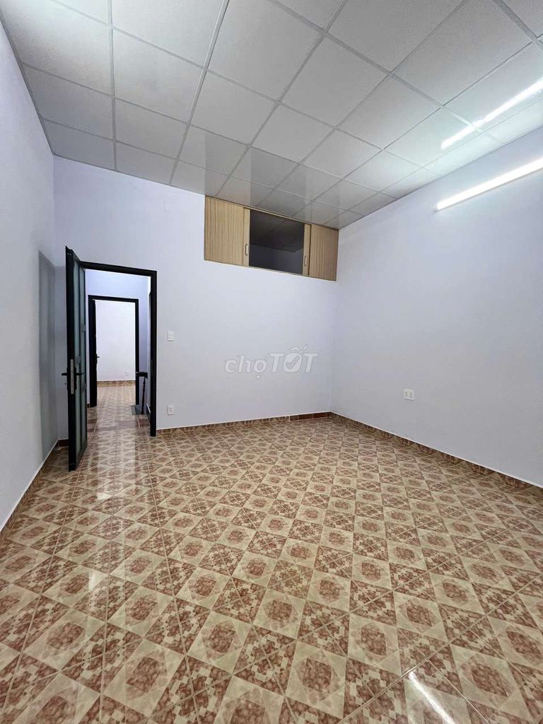 The lower floor floor floor is wide. x161-3 bedroom