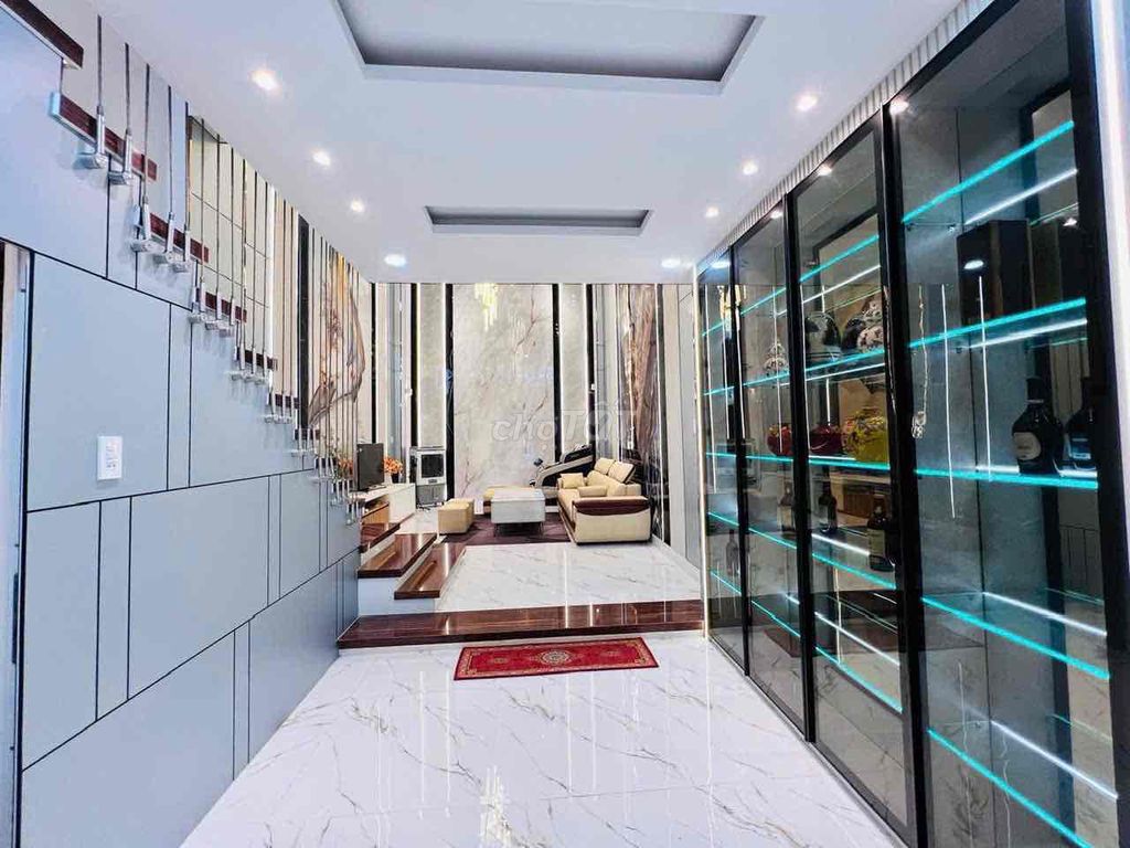 Walk-towns, car garage, kitchen, big bedroom.