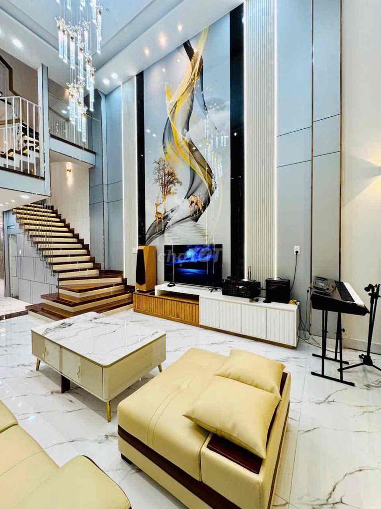Walk-towns, car garage, kitchen, big bedroom.