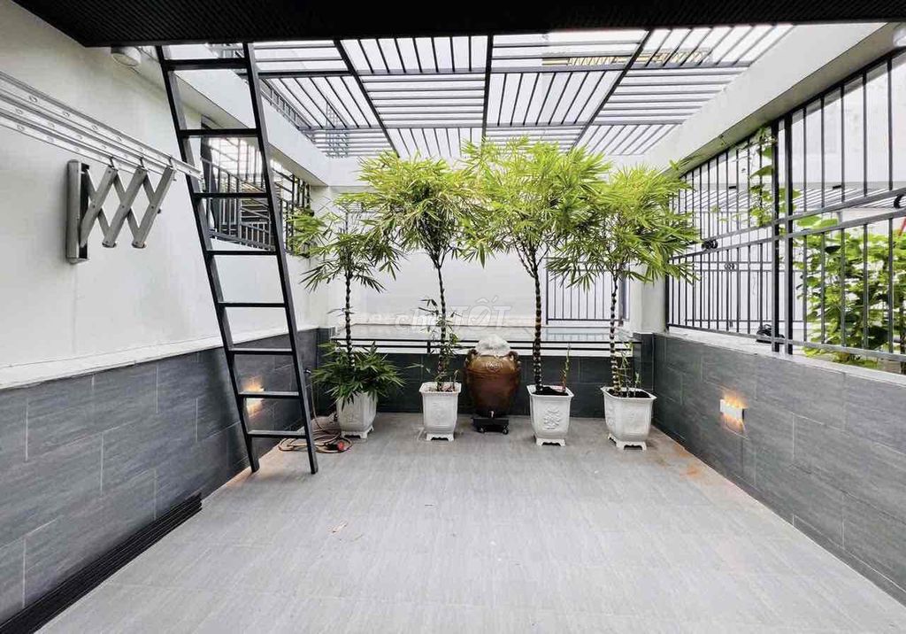 Walk-towns, car garage, kitchen, big bedroom.