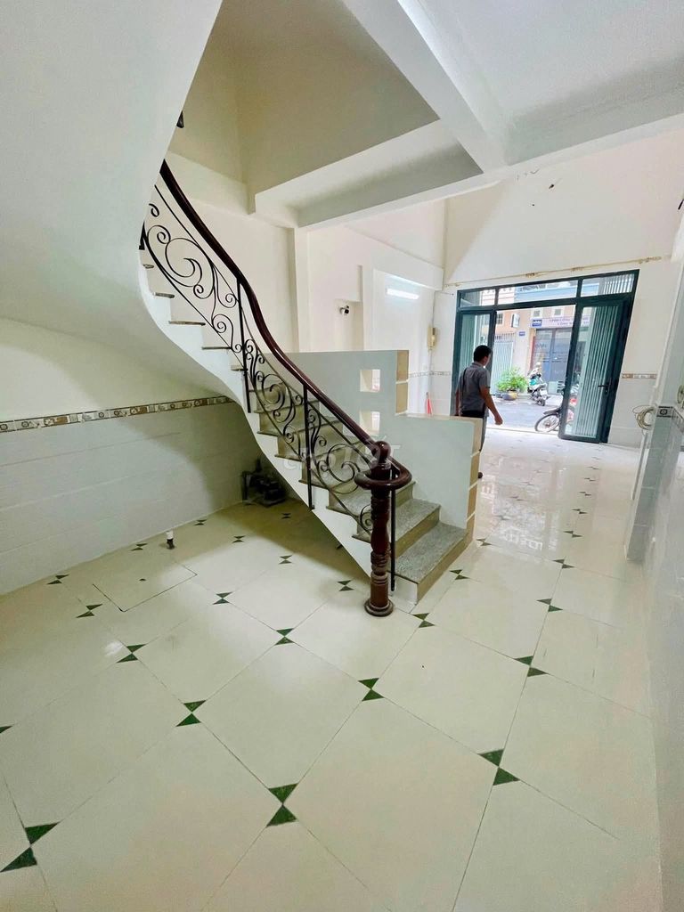 The whole building is 40/3 Lữ Gia Shields of the 10th. Security zone...hhmg