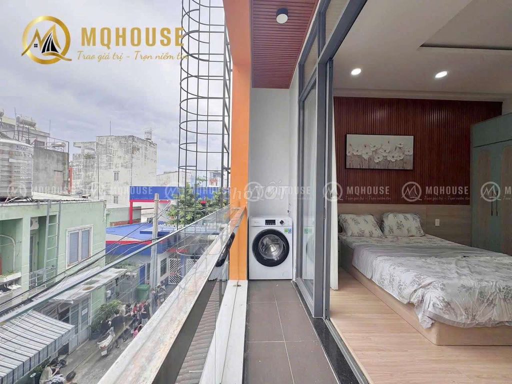 The studio has a super-split balcony at etown Cộng Hòa.