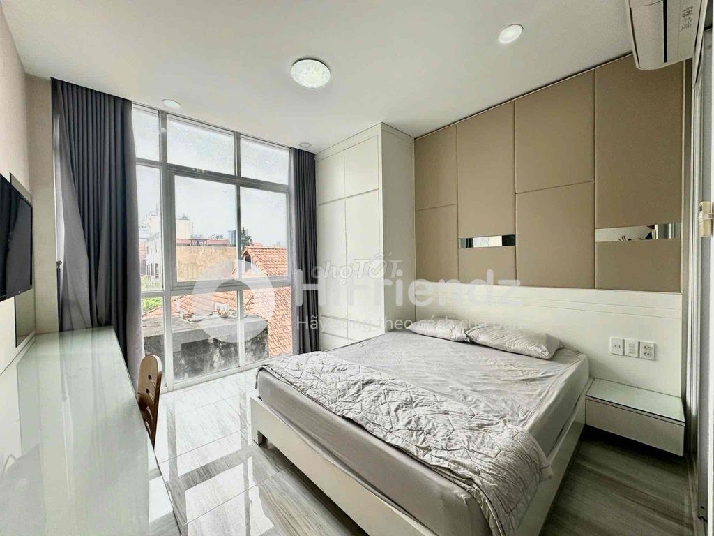 The District studio apartment. A nice, cool, moving window.