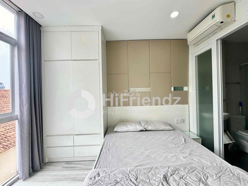 The District studio apartment. A nice, cool, moving window.
