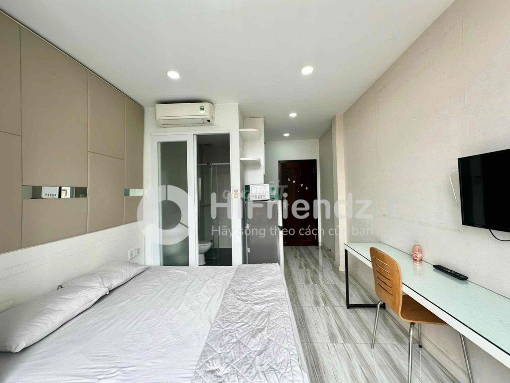 The District studio apartment. A nice, cool, moving window.