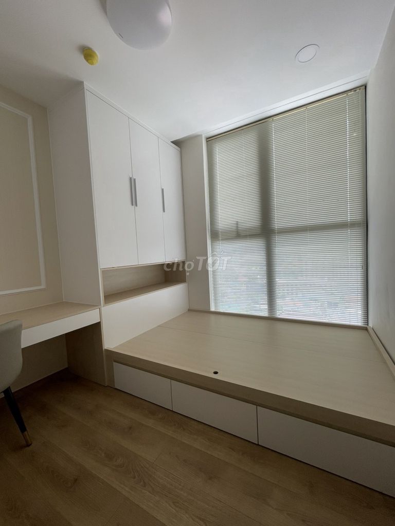 Rent an elevator apartment. Peso, area: 60 meters, two bedrooms, new home.