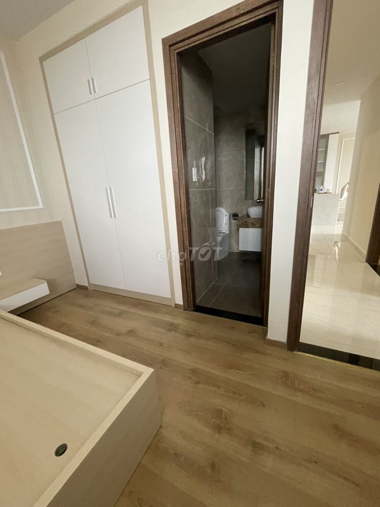 Rent an elevator apartment. Peso, area: 60 meters, two bedrooms, new home.