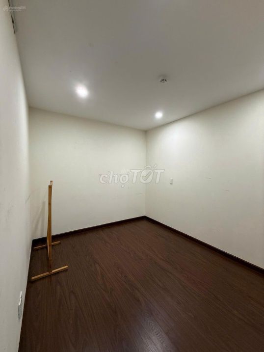 Rent the Goldora Plaza two bedrooms, 10 million vnds, 58 meters, full gear.