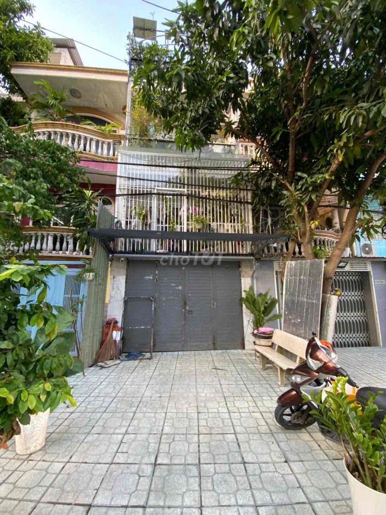 renting homes in front of an alley — Get In Right, Right Up to Business